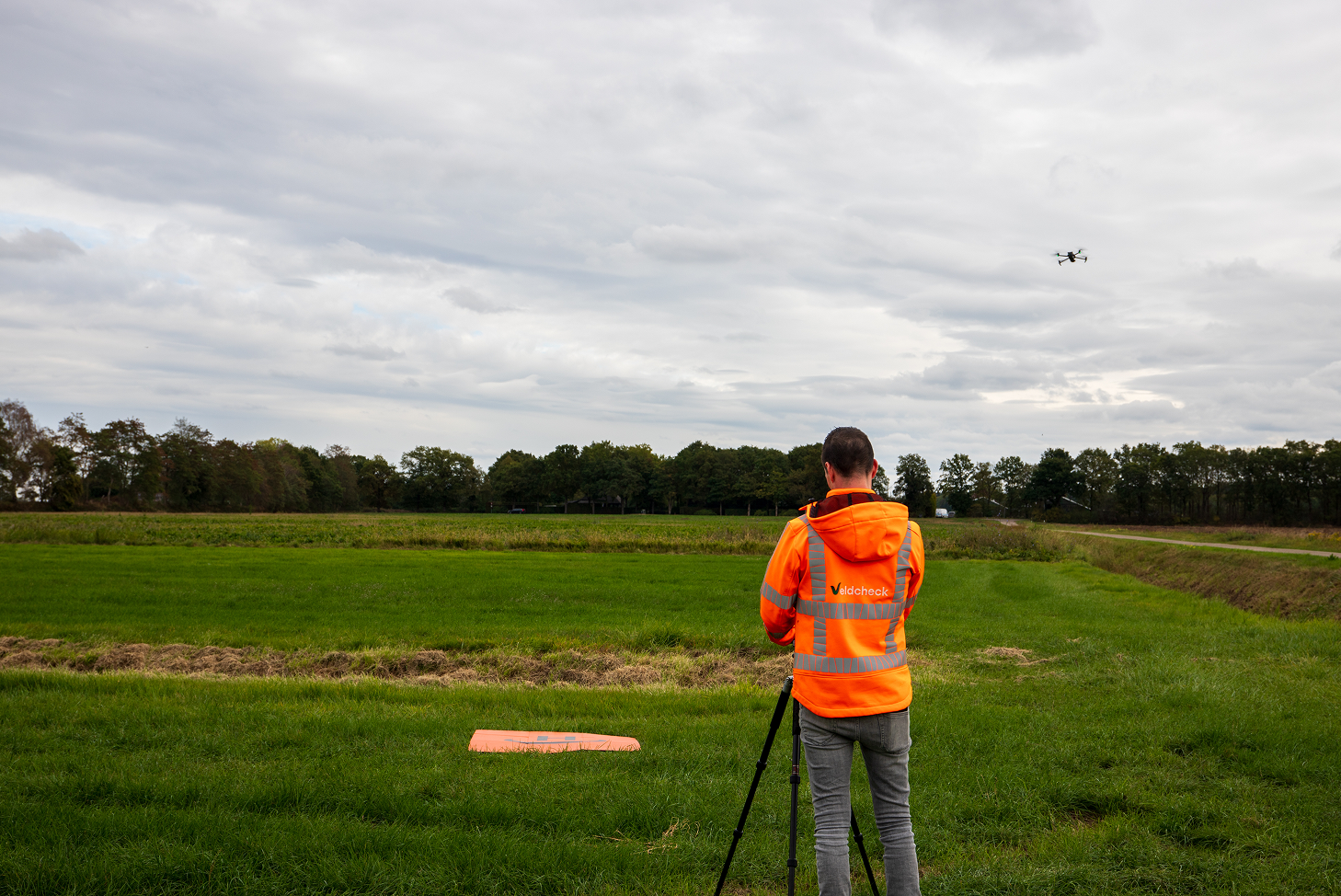 Man maakt een scan van de omgeving met een drone