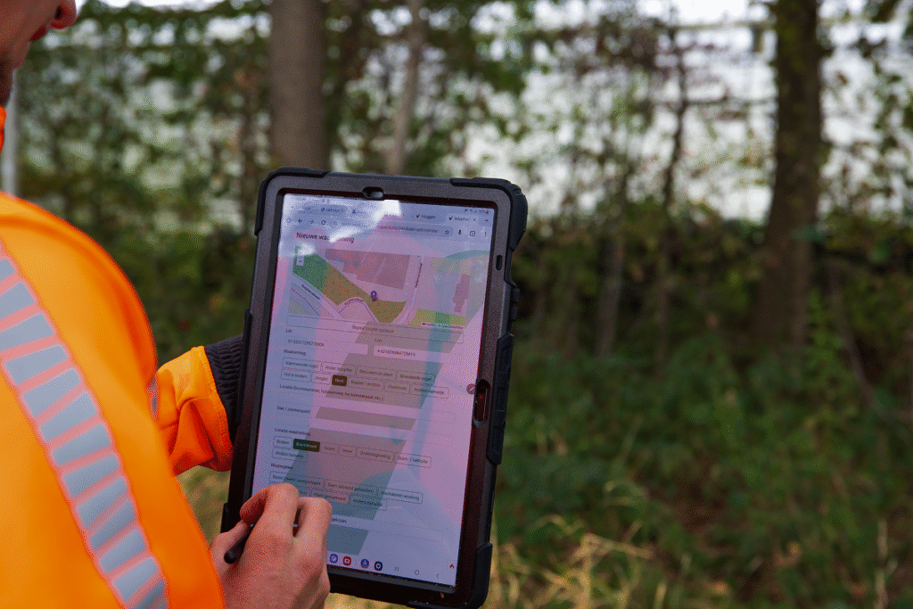 De Veldcheck app wordt gebruikt op een tablet tijdens een controle van het gebied te documenteren.